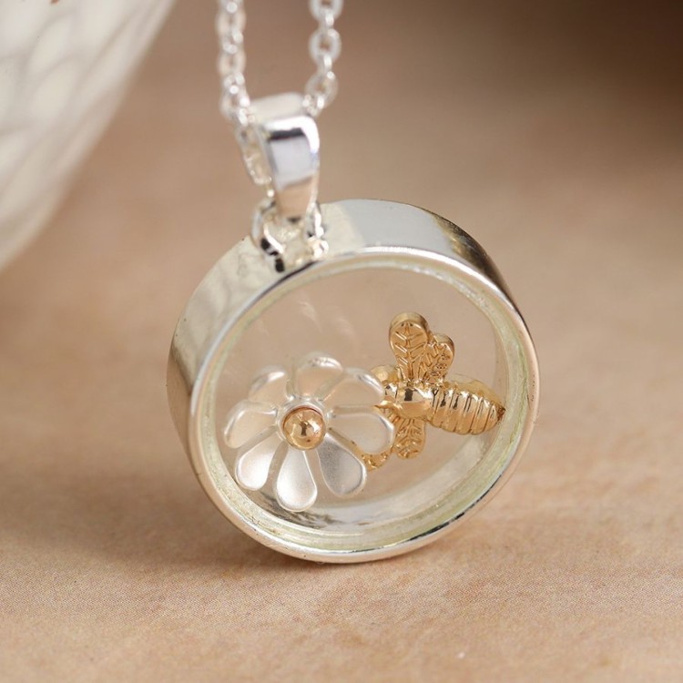 Pom Silver plated circle necklace with golden bee and flower